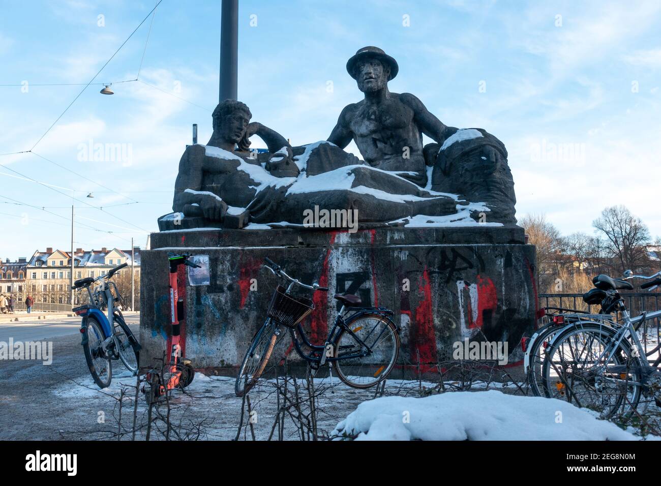 Munich, Allemagne - 13 février 2021 : sculpture dans le sud-ouest du pont Reichenbach au-dessus de la rivière Isar Banque D'Images