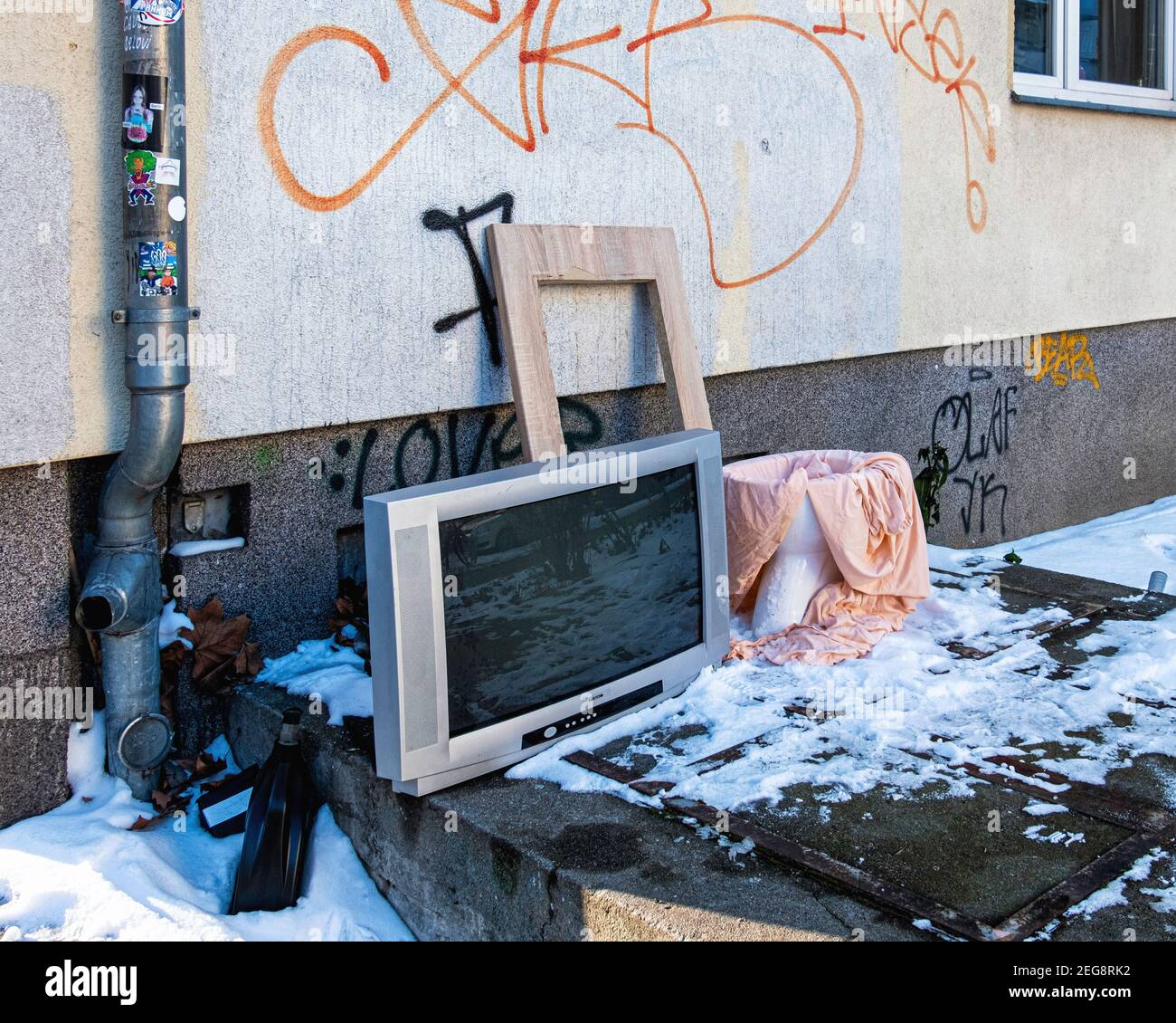 Télévision et toilettes en porcelaine jetée et abandonnée sur un couvert de neige Chaussée urbaine à Mitte, Berlin, Allemagne Banque D'Images