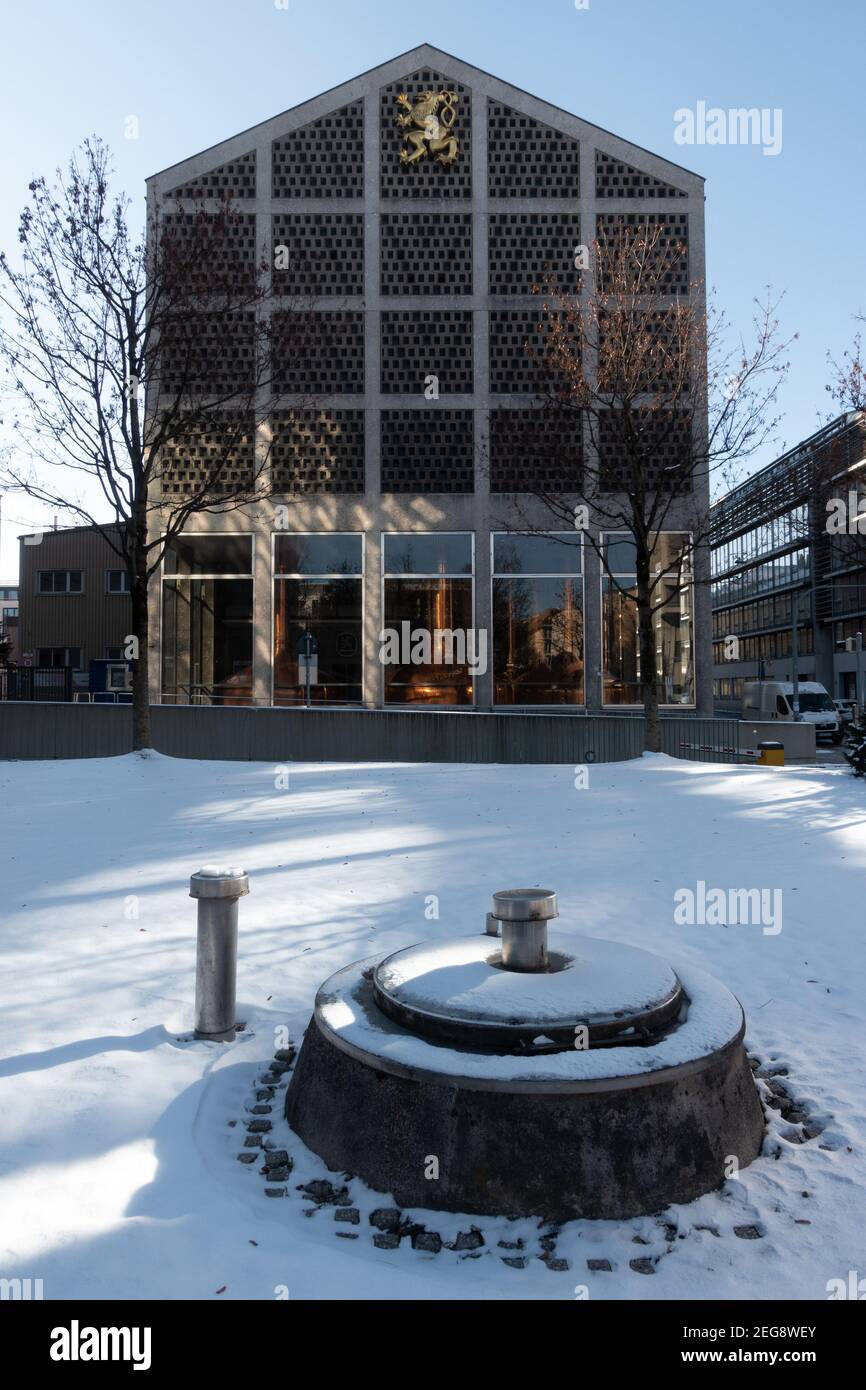 Munich, Allemagne - 13 février 2021 : construction de la brasserie Loewenbraeu avec la neige au premier plan. La société Loewenbraeu est l'une des larves Banque D'Images