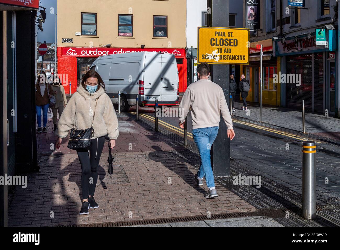 Cork, Irlande. 18 février 2021. Les gens du centre-ville de Cork font leurs affaires pendant le confinement de niveau 5 du gouvernement. Crédit : AG News/Alay Live News Banque D'Images