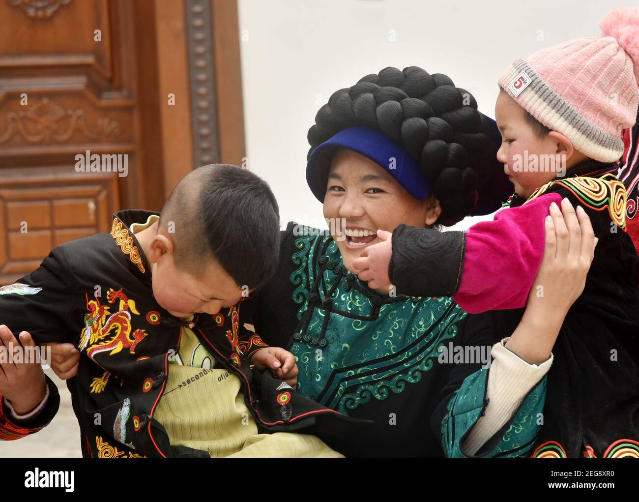 Chengdum Chine. 18 2021 février : Bamu Yubumu aime les loisirs avec ses  enfants à la maison dans le comté de Yuexi de la préfecture autonome de  Liangshan Yi, dans la province