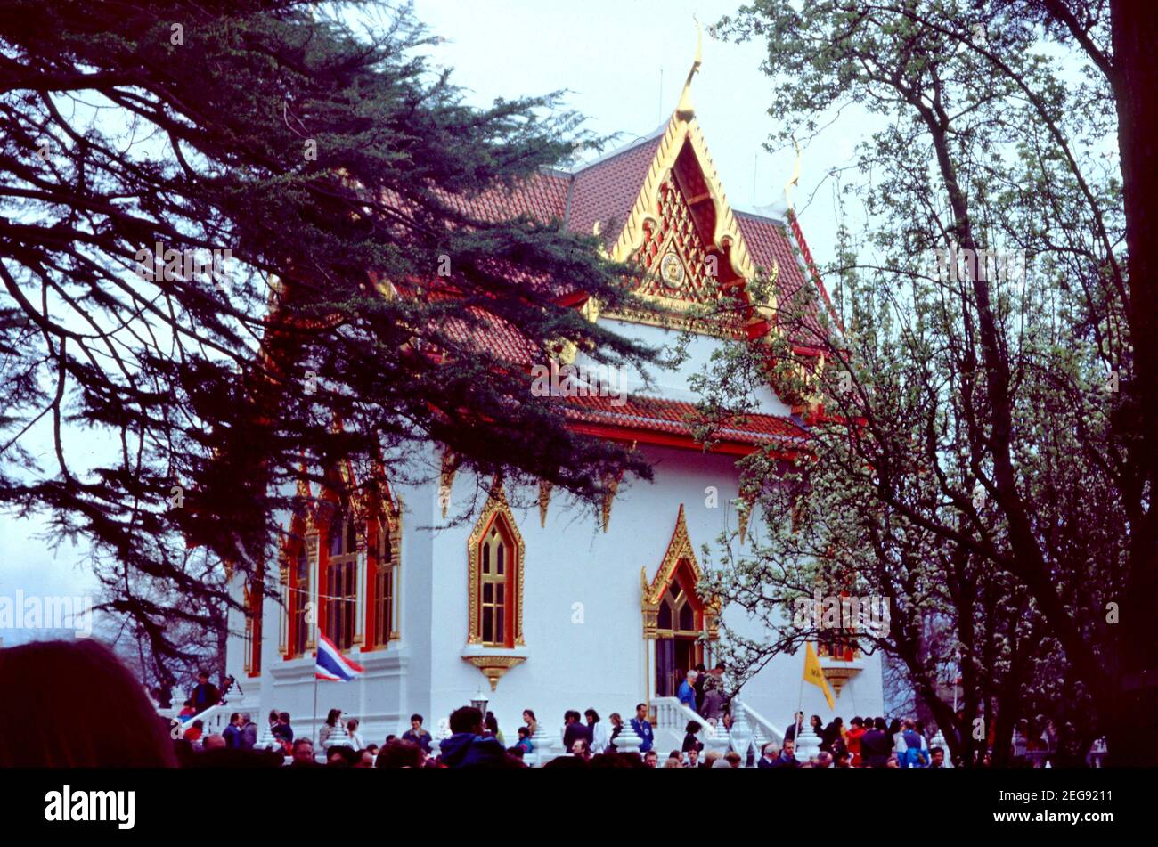 Adorateurs au temple bouddhiste thaïlandais Wat Buddhapadipa, à Wimbledon, Londres, Royaume-Uni 1992 Banque D'Images