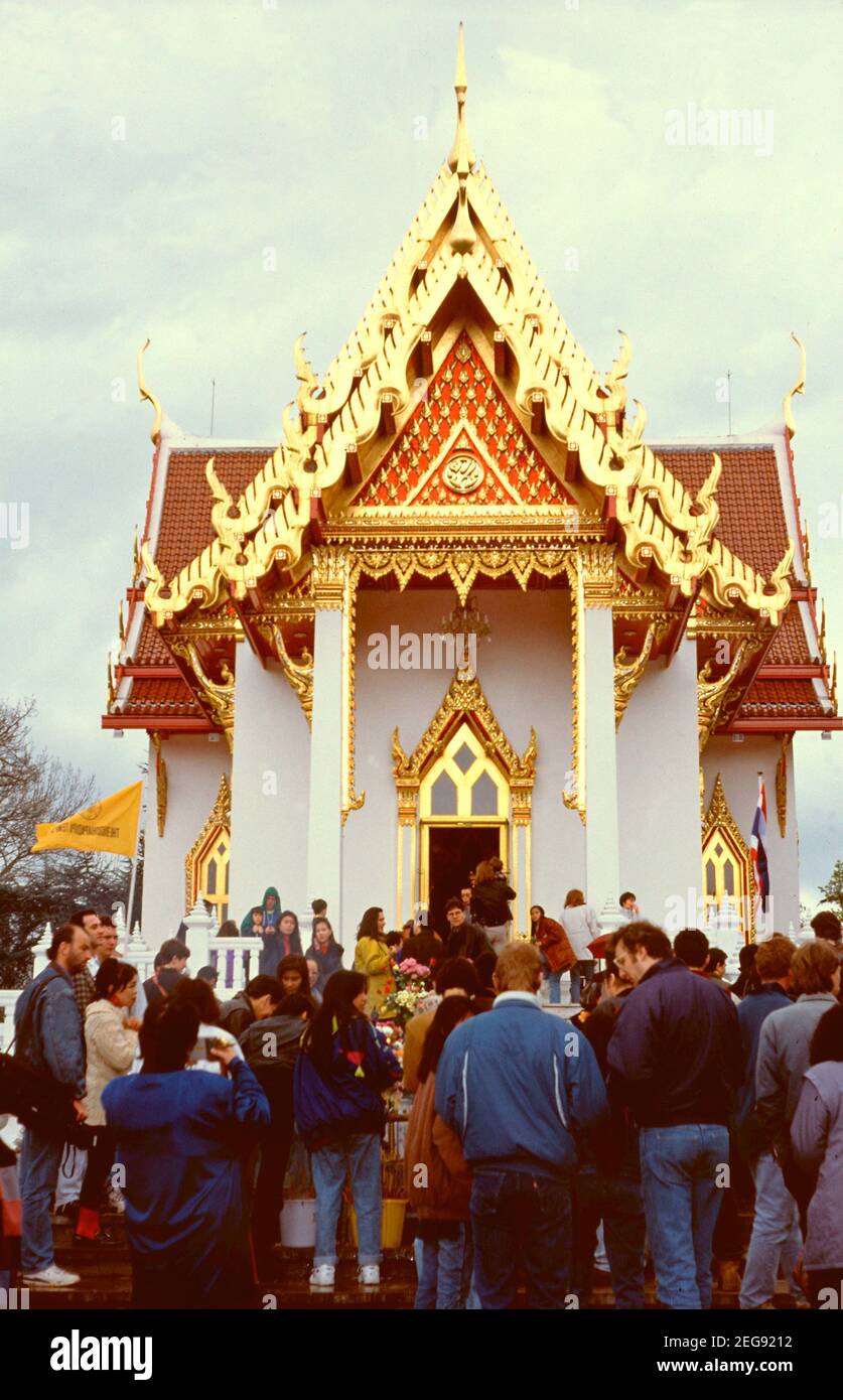 Adorateurs au temple bouddhiste thaïlandais Wat Buddhapadipa, à Wimbledon, Londres, Royaume-Uni 1992 Banque D'Images