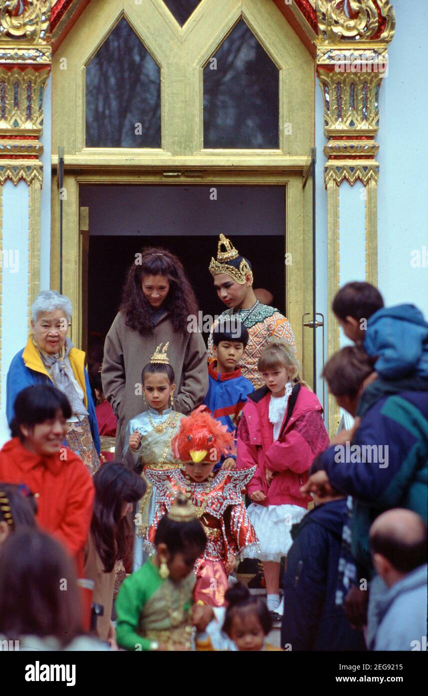 Adorateurs au temple bouddhiste thaïlandais Wat Buddhapadipa, à Wimbledon, Londres, Royaume-Uni 1992 Banque D'Images