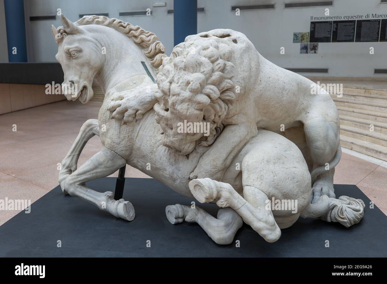 Lion attaquant une sculpture en marbre de cheval (période hellénistique, 4e siècle av. J.-C.) dans les musées du Capitole, Rome, Italie Banque D'Images