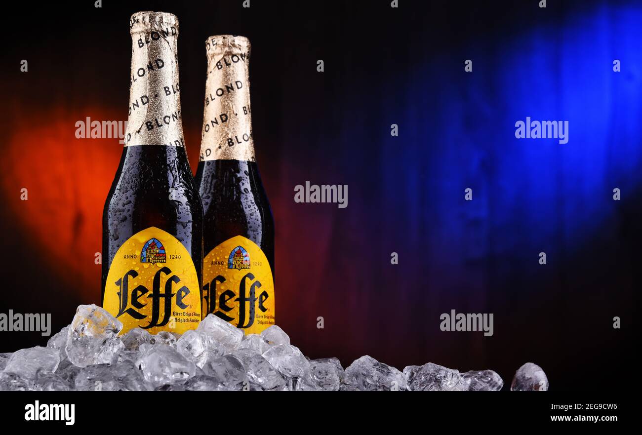 POZNAN, POL - 2 octobre 2020 : bouteilles de Leffe, une marque de bière appartenant à InBev Belgium, le bras opérationnel européen de l'Anheuser–Busch InBev br Banque D'Images