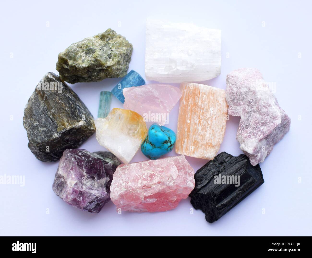 Pierres précieuses multicolores, minéraux bruts, quartz rose, turquoise, citrine, bleu-vert, fluorite, gypse rouge, tourmaline noire, merle, olivine. Banque D'Images