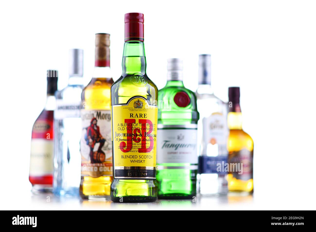 POZNAN, POL - OCT 30, 2020 : bouteilles de diverses marques internationales de spiritueux durs, dont le whisky, la vodka, la tequila et le gin Banque D'Images