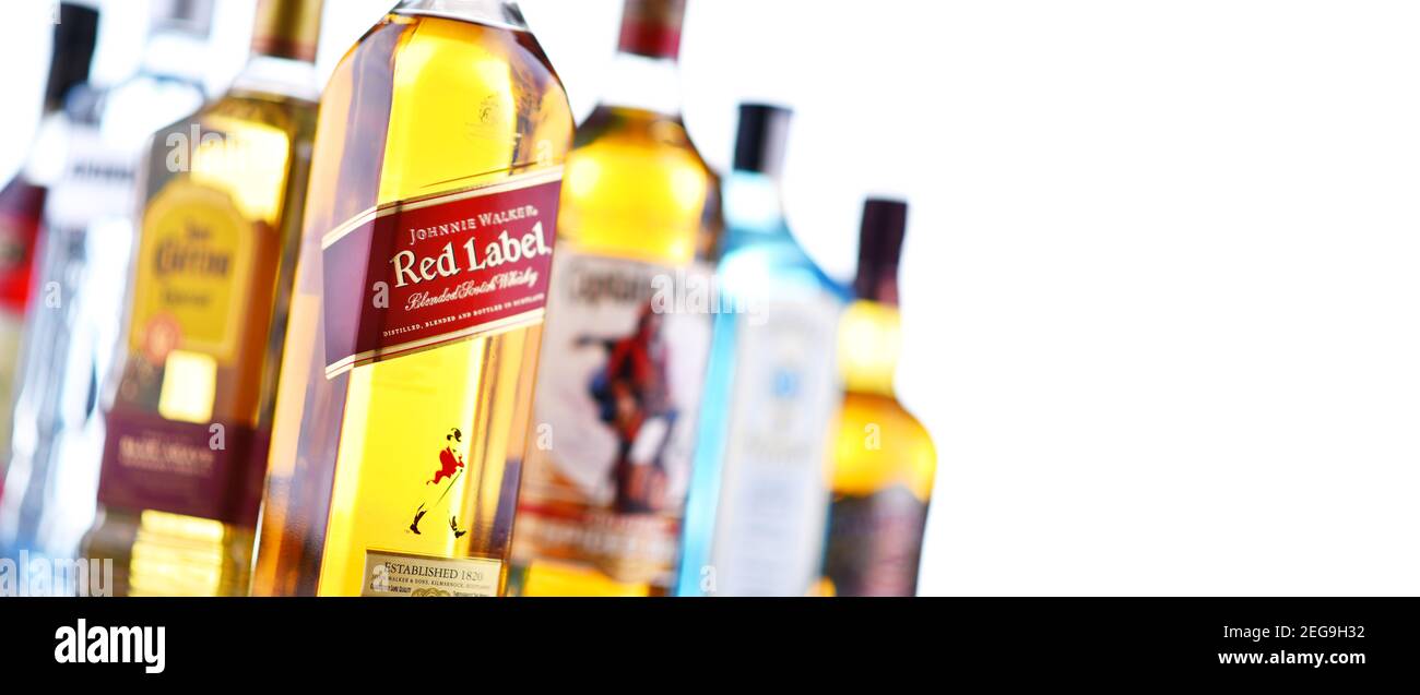 POZNAN, POL - OCT 30, 2020 : bouteilles de diverses marques internationales de spiritueux durs, dont le whisky, la vodka, la tequila et le gin Banque D'Images