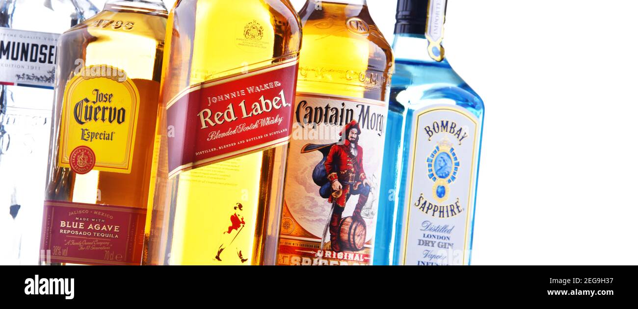 POZNAN, POL - OCT 30, 2020 : bouteilles de diverses marques internationales de spiritueux durs, dont le whisky, la vodka, la tequila et le gin Banque D'Images