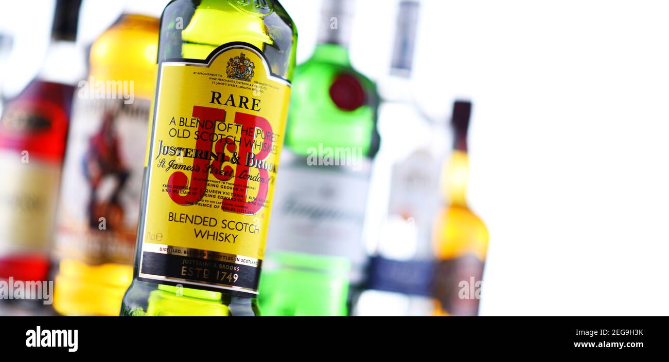 POZNAN, POL - OCT 30, 2020 : bouteilles de diverses marques internationales de spiritueux durs, dont le whisky, la vodka, la tequila et le gin Banque D'Images