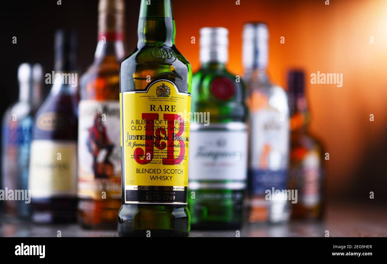POZNAN, POL - OCT 30, 2020 : bouteilles de diverses marques internationales de spiritueux durs, dont le whisky, la vodka, la tequila et le gin Banque D'Images