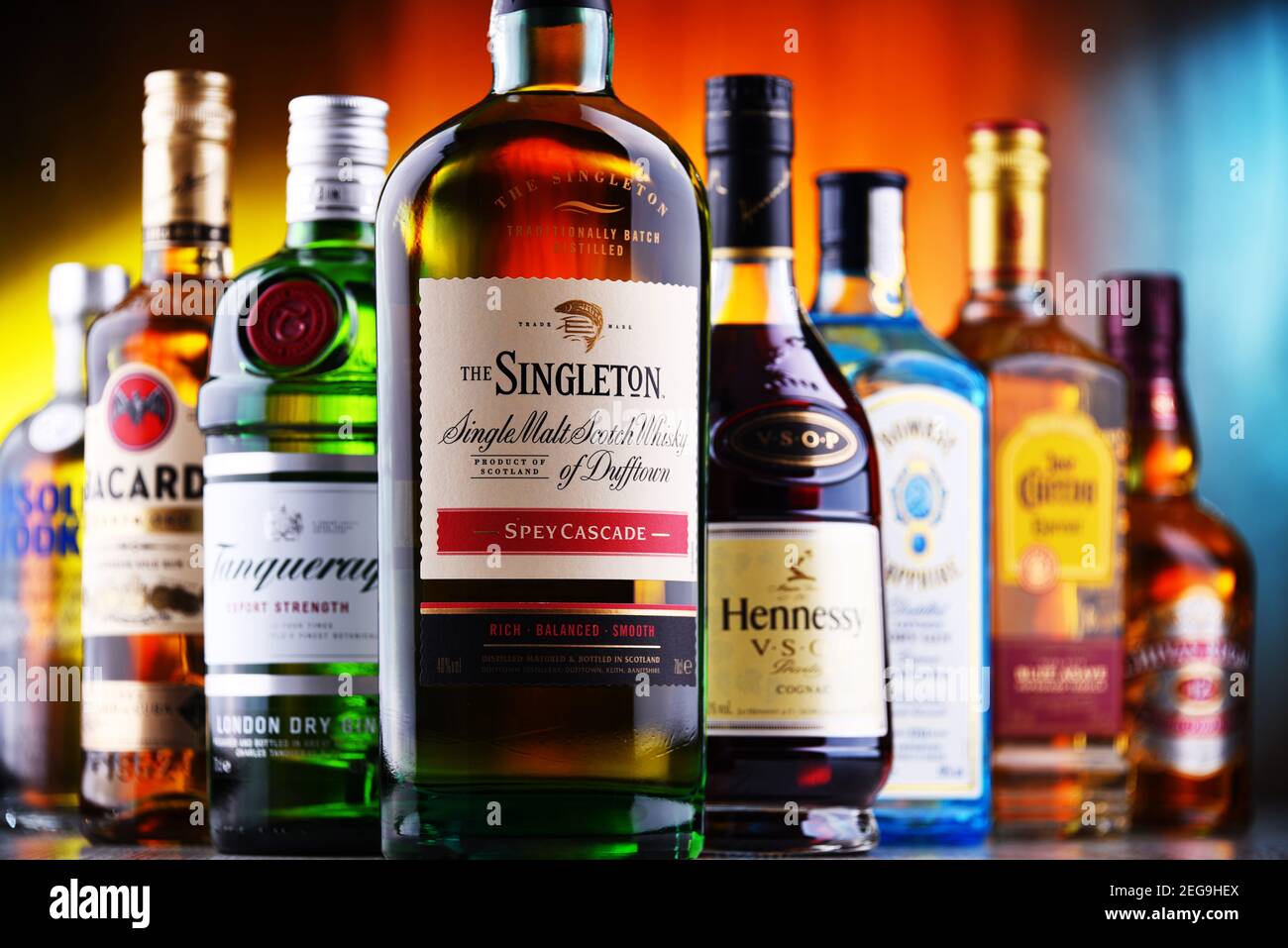 POZNAN, POL - OCT 30, 2020 : bouteilles de diverses marques internationales de spiritueux durs, dont le whisky, la vodka, la tequila et le gin Banque D'Images