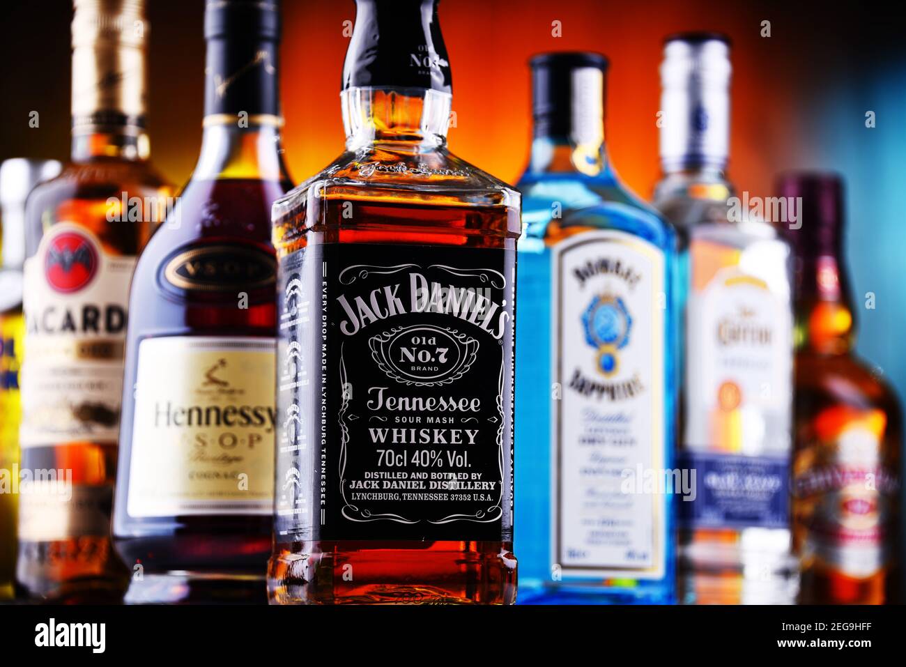 POZNAN, POL - OCT 30, 2020 : bouteilles de diverses marques internationales de spiritueux durs, dont le whisky, la vodka, la tequila et le gin Banque D'Images