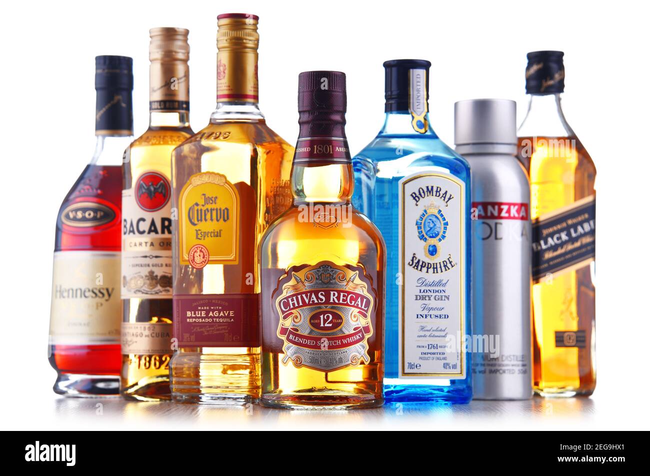 POZNAN, POL - 5 NOVEMBRE 2020 : bouteilles de diverses marques  internationales de spiritueux durs, dont le whisky, la vodka, la tequila et  le gin Photo Stock - Alamy