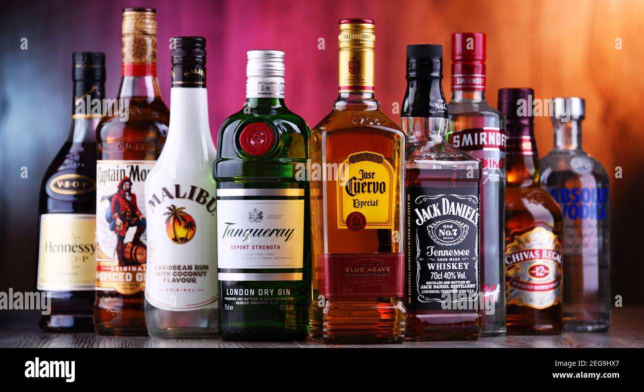POZNAN, POL - 5 NOVEMBRE 2020 : bouteilles de diverses marques internationales de spiritueux durs, dont le whisky, la vodka, la tequila et le gin Banque D'Images