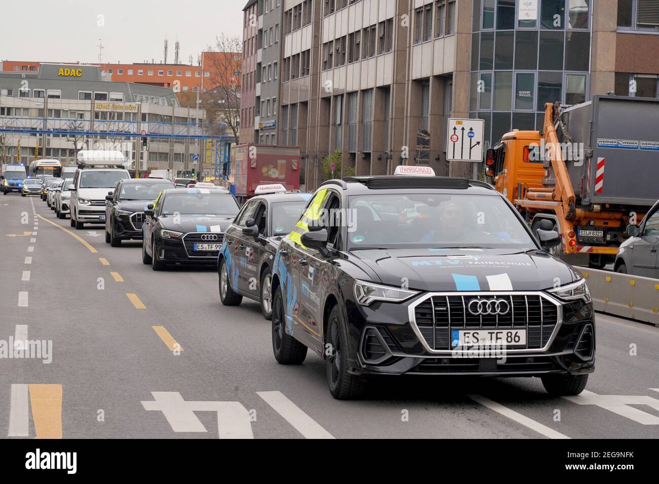 Stuttgart, Allemagne. 18 février 2021. Les propriétaires et les employés des écoles de conduite manifestent à Stuttgart avec un convoi contre le confinement en cours. Ils ont exigé que les écoles de conduite soient également autorisées à rouvrir le 1er mars. (À dpa : « les instructeurs itinérants protestent contre le verrouillage ») Credit: Andreas Rosar/dpa/Alay Live News Banque D'Images