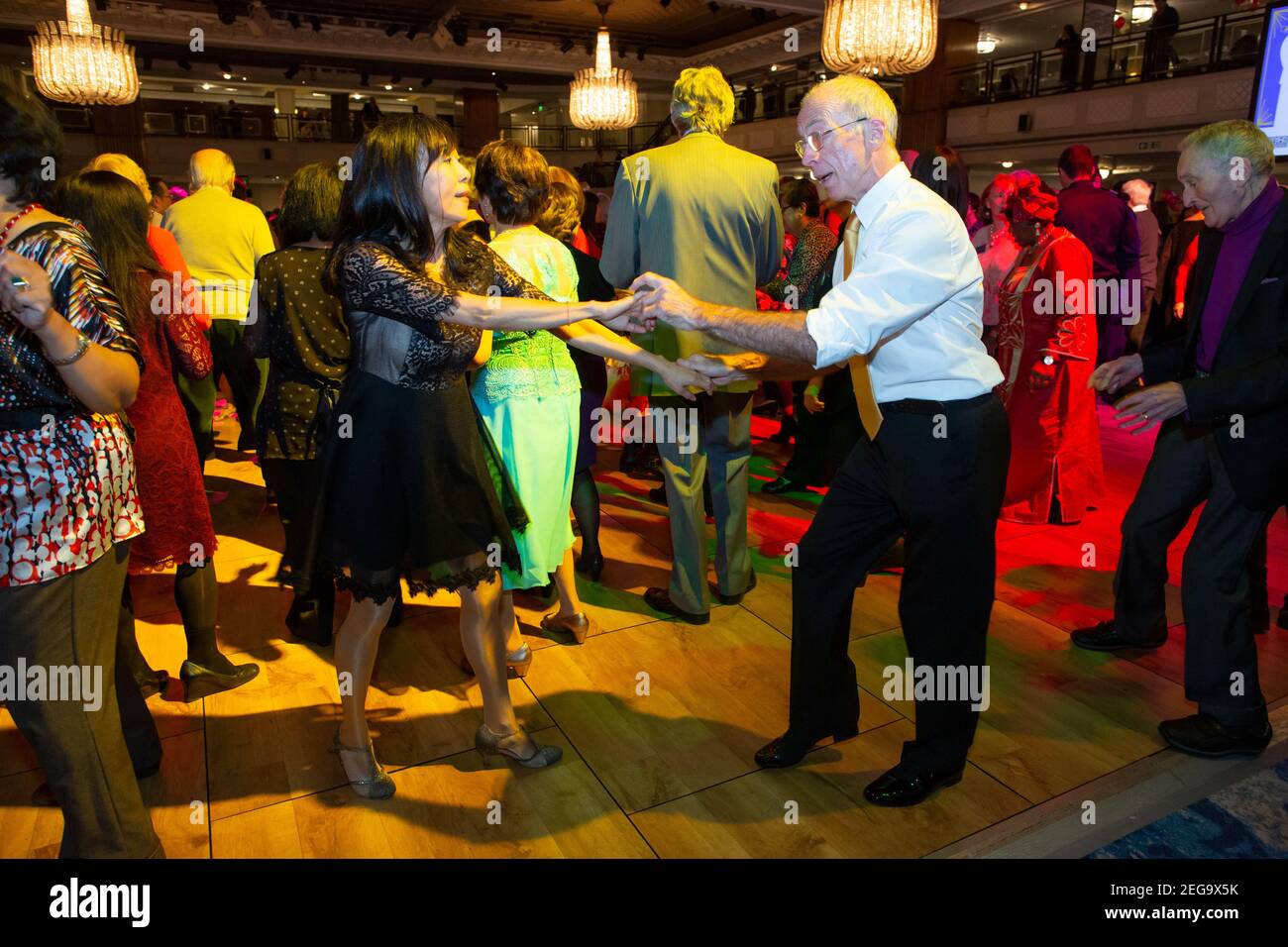 Silver Sunday Tea Dance, célébrant les personnes âgées et aidant à réduire la solitude et l'isolement, tenue à Grosvenor House Hotel, Londres, Angleterre, Royaume-Uni Banque D'Images