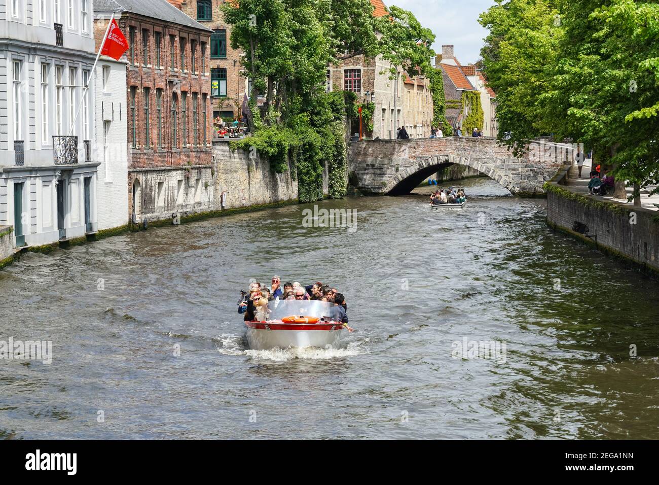 Touristes visitant sur les bateaux de plaisance sur le canal de Groenerei à Bruges, Belgique Banque D'Images