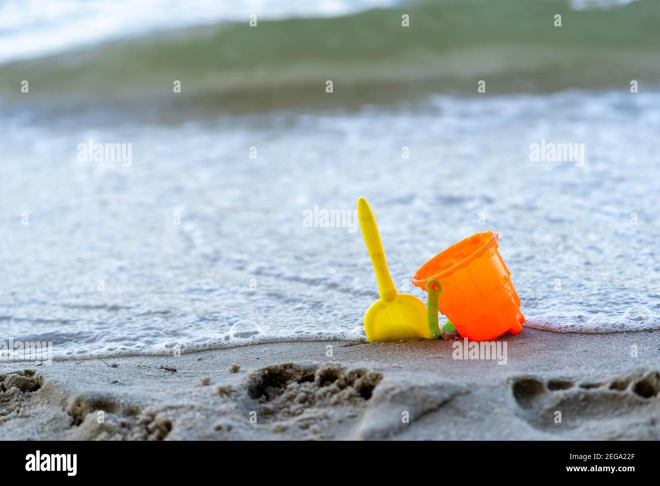 Jouets pour enfants sur la plage - seaux, bêche et pelle à sable d'une journée ensoleillée Banque D'Images