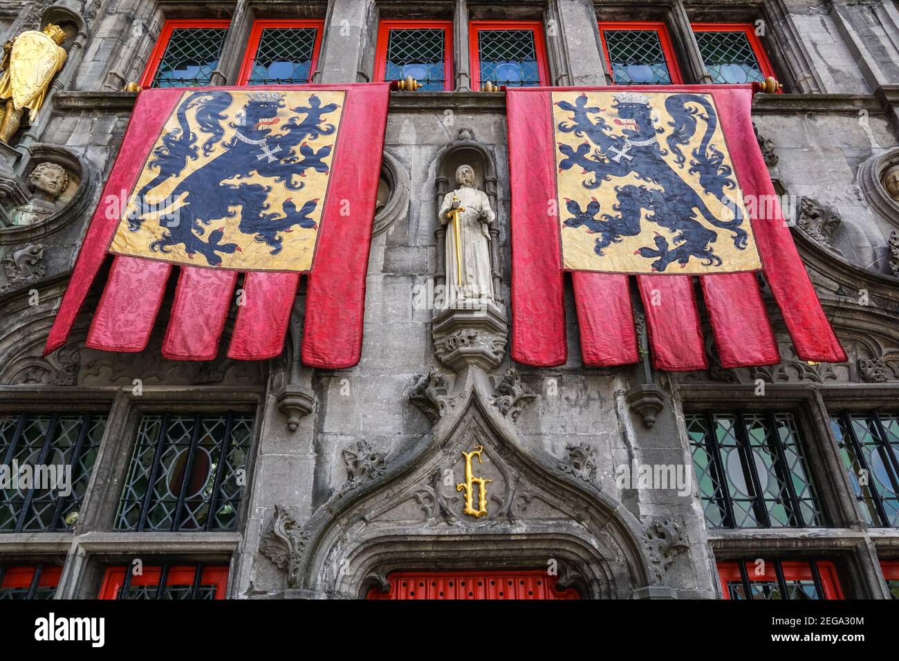 La basilique du Saint-sang, basilique catholique romaine décorée de drapeaux à Bruges, Belgique Banque D'Images