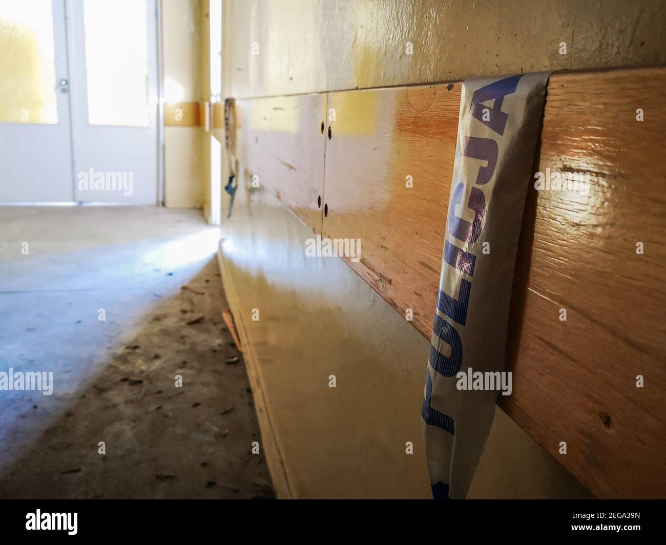 Wroclaw juin 28 2019 bande de police cassée sur le mur à l'intérieur ancien hôpital abandonné Banque D'Images