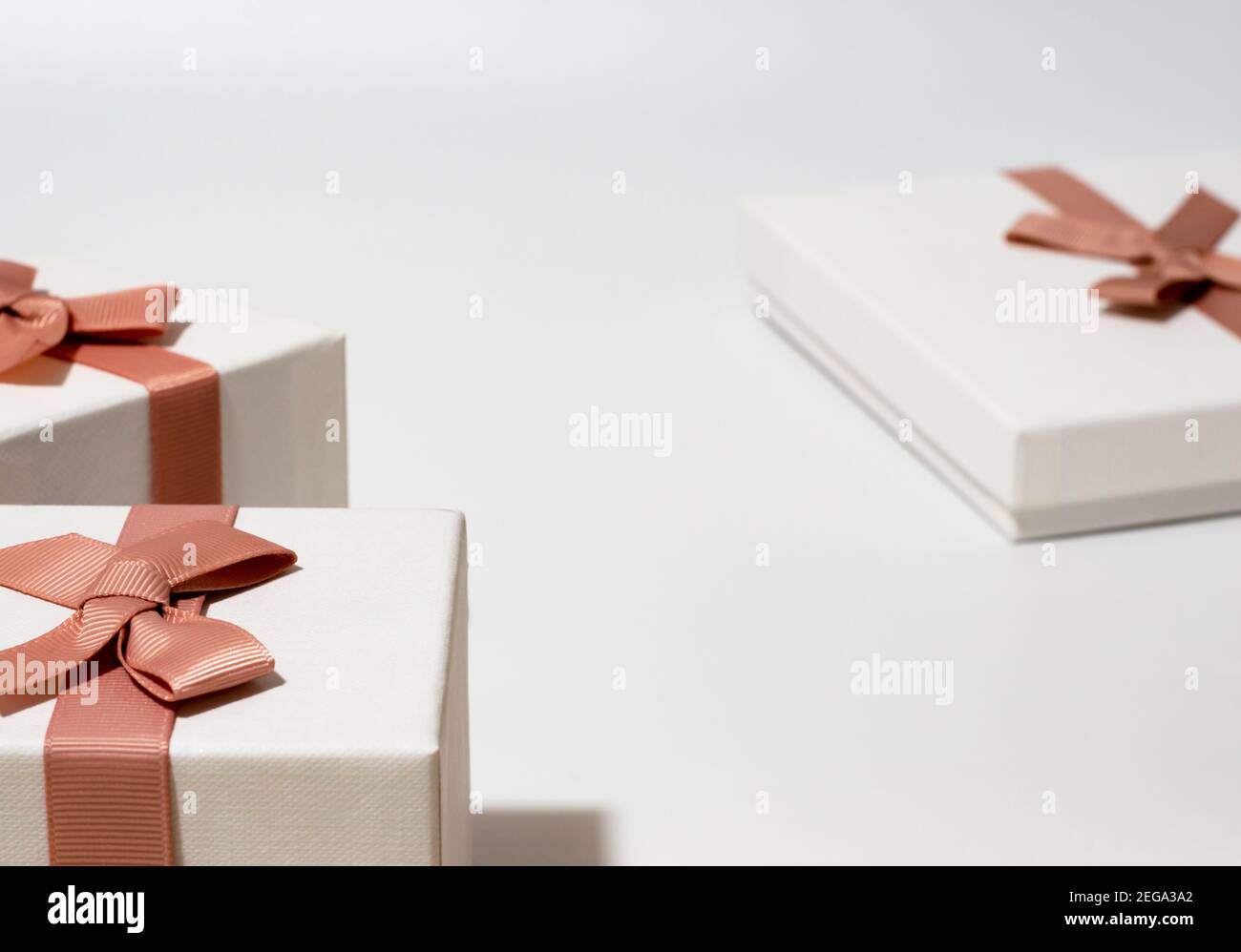 trois boîtes-cadeaux blanches sur fond blanc vide Banque D'Images