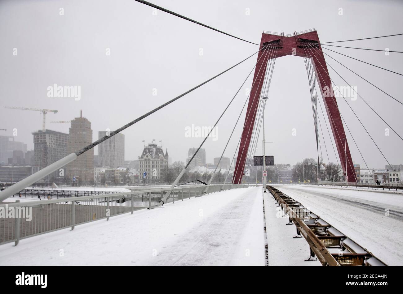 Rotterdam, le 7 février 2021 : Pont Willems avec son pont couvert d'une couche de neige pendant un blizzard par une journée froide d'hiver Banque D'Images