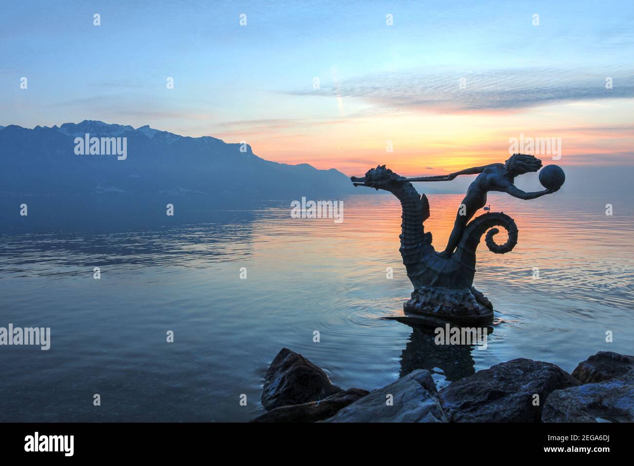 Un magnifique coucher de soleil sur le lac Léman (Lac Léman) à Vevey avec l'une des statues des Hippocampes (nymphes de mer à cheval de mer). Ils ont été sculptés par Banque D'Images