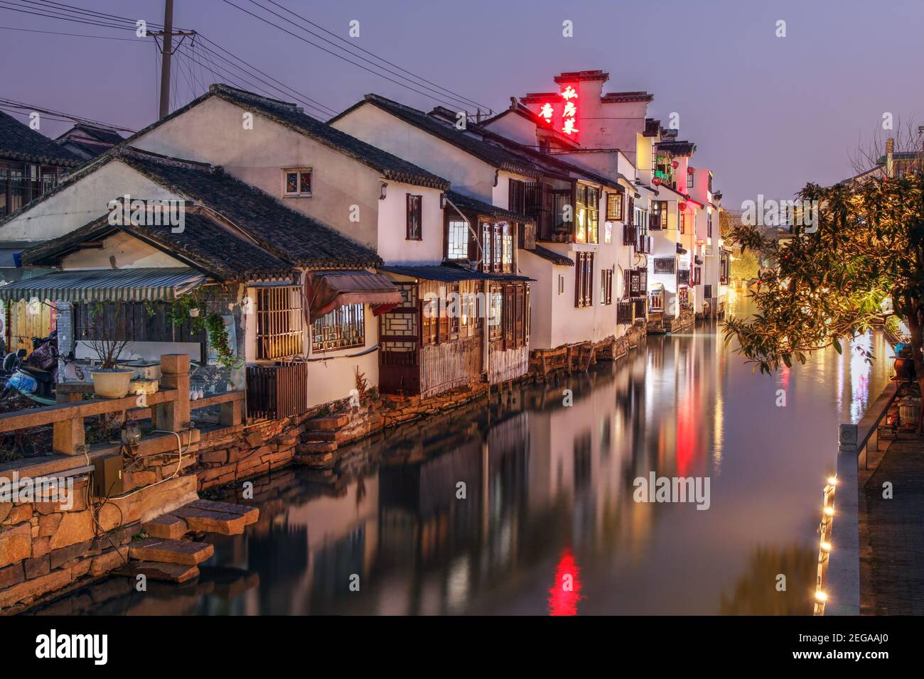 Scène nocturne avec des maisons chinoises anciennes au bord du canal historique de Pingjian lu à Suzhou, en Chine Banque D'Images