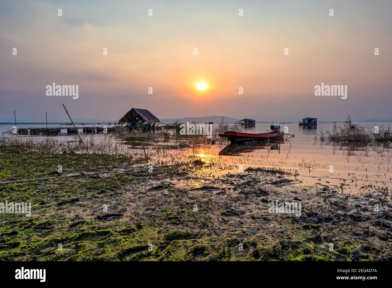 Thaïlande, Suphan Buri, Sun Rise, légèrement le soleil brille à travers la brume matinale Banque D'Images