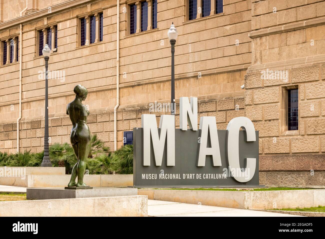 4 mars 2020: Barcelone, Espagne - panneau et sculpture à l'entrée du Musée national d'Art de Catalogne sur la colline de Montjuic à Barcelone. Banque D'Images