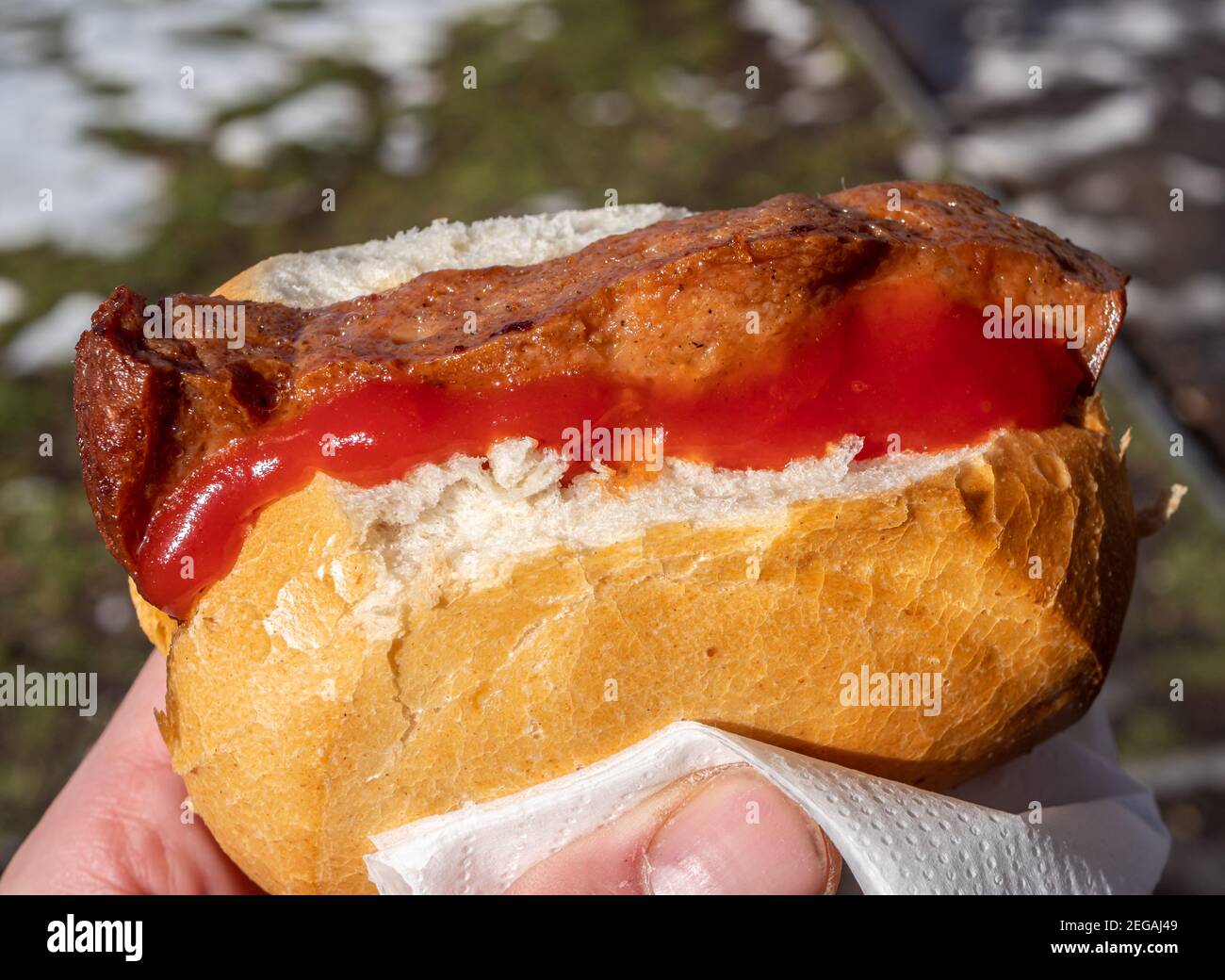 Le bar à snacks propose un petit laque Leberkaese avec ketchup Banque D'Images