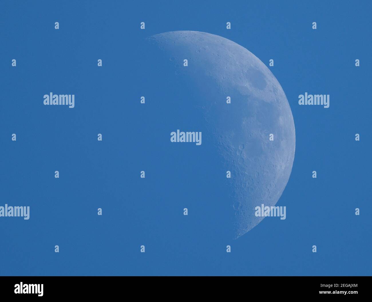 18 février 2021, Londres, Royaume-Uni. Croissant de cire Lune dans le ciel bleu. Crédit: Malcolm Park/Alay Banque D'Images