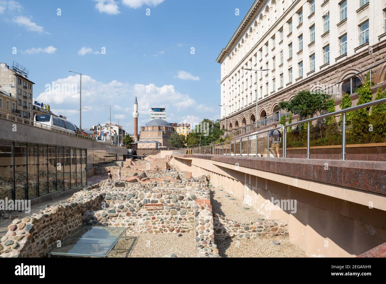 Vestiges romains de Serdica avec Banya Bashi Masjid derrière, Sofia, Bulgarie Banque D'Images