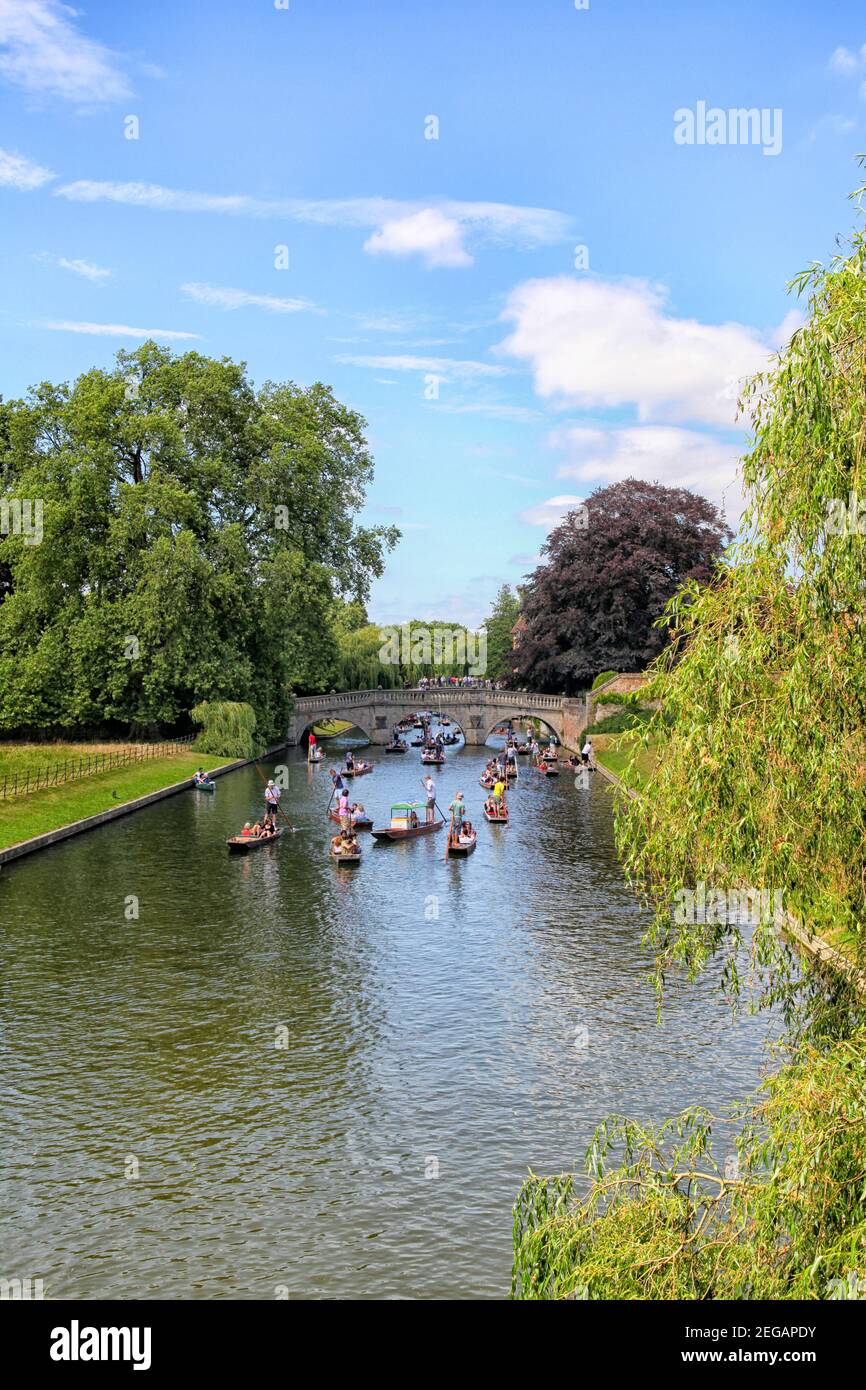 Touristes en punters sur la Cam à Cambridge.The River Cam est un affluent de la rivière Great Ouse dans l'est de l'Angleterre. Les deux rivières se joignent à l'SO Banque D'Images