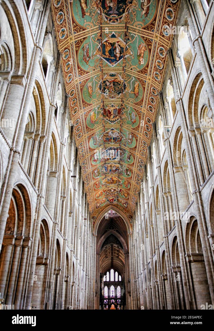 Magnifique plafond en bois sculpté et peint de la cathédrale d'Ely à Ely, Cambridgeshire, Angleterre Banque D'Images