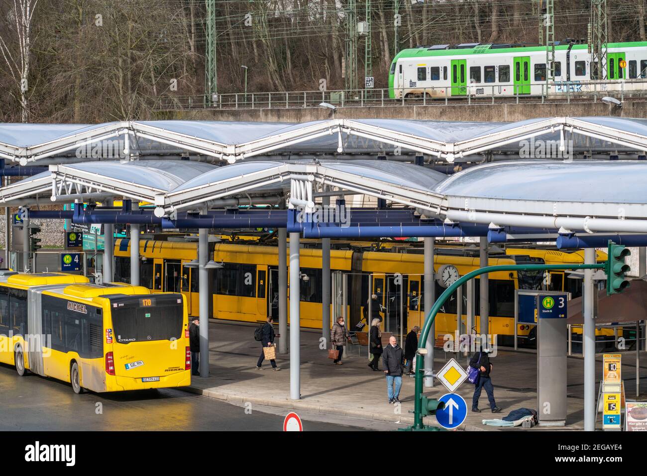 Trams de la Ruhrbahn, à la station de S-Bahn Essen-Steele, interface entre le transport ferroviaire, Nordwestbahn et les lignes de tramway et de bus, à Essen, NRW, Germa Banque D'Images