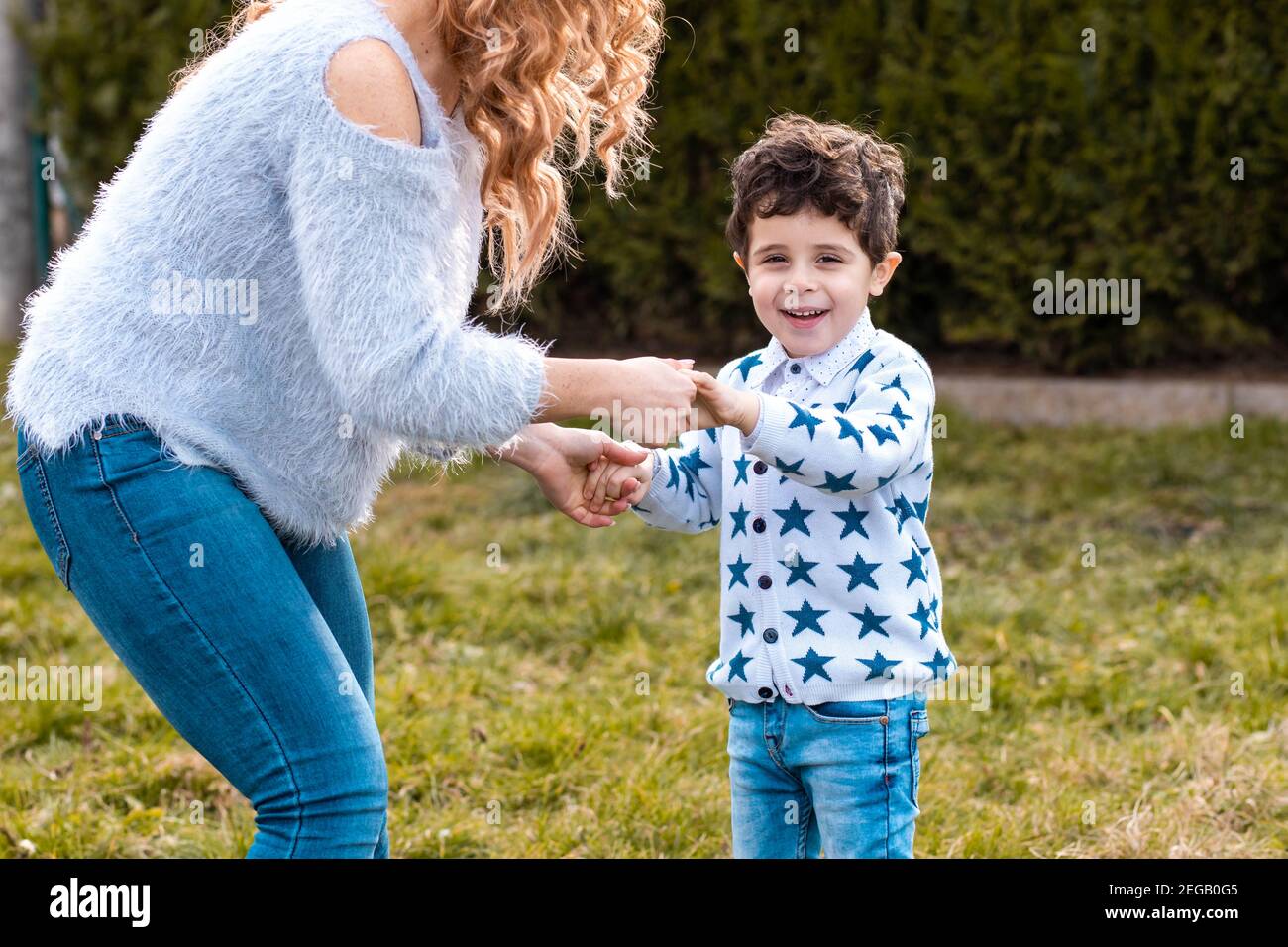 Maman jouant avec son fils enfant dans le parc Banque D'Images