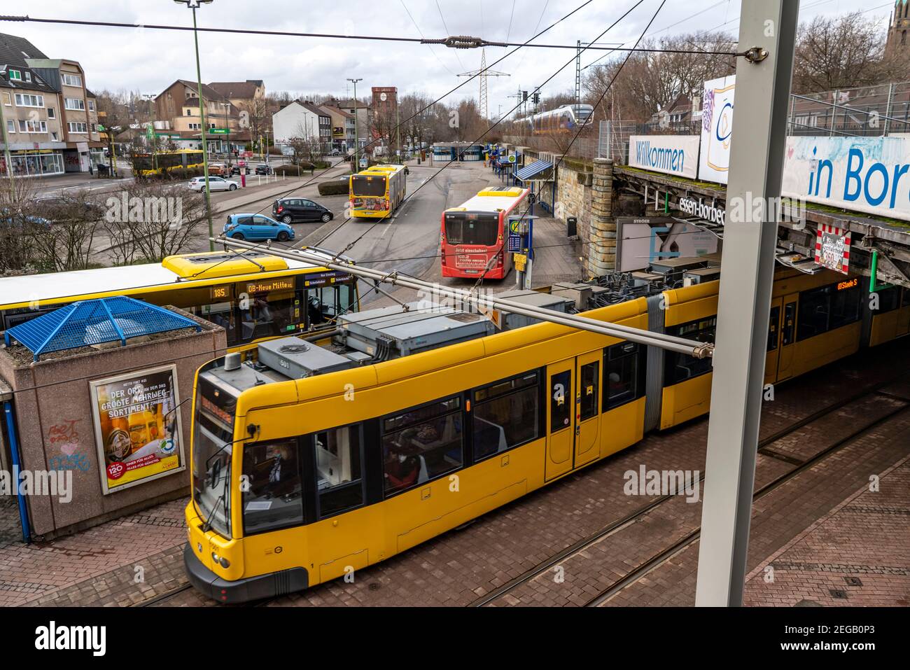 Bus de transport de la Ruhrbahn, à la station de S-Bahn Essen-Borbeck, interface entre le transport ferroviaire, Nordwestbahn et lignes de bus, trams, à Essen, N Banque D'Images