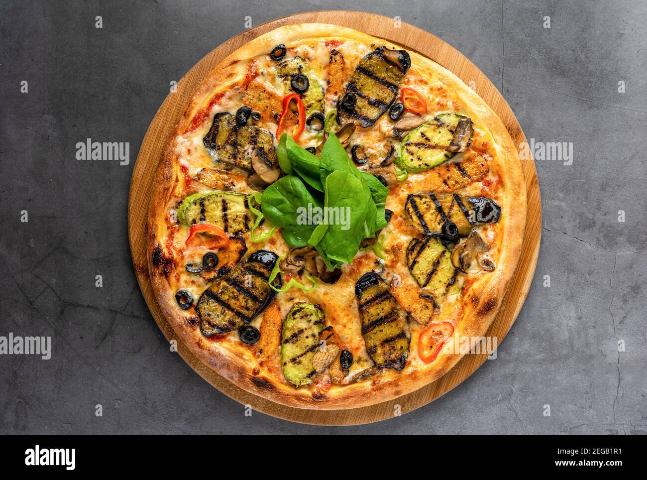 pizza végétarienne avec aubergines et courgettes sur table en pierre Banque D'Images