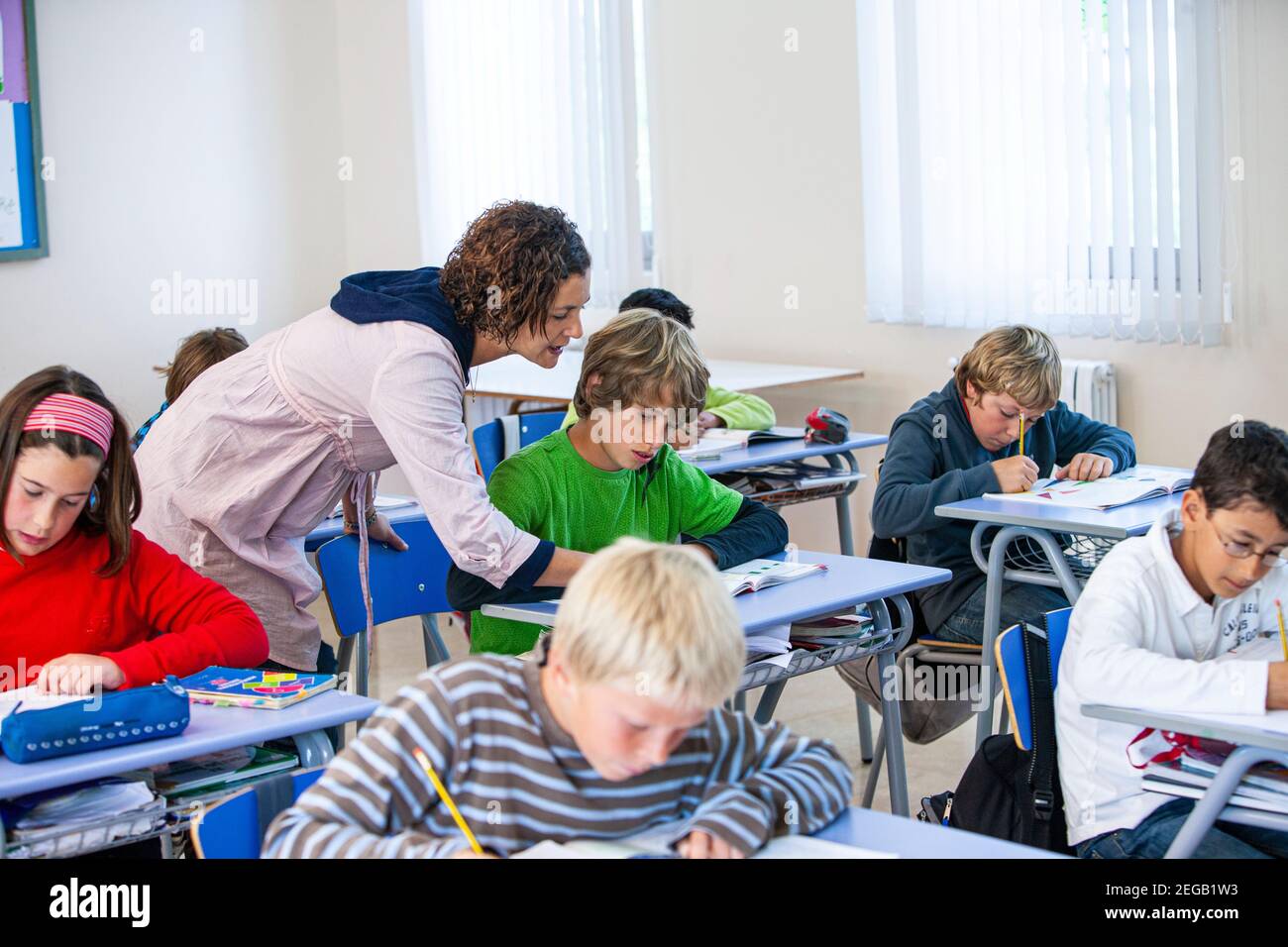 Enseignante enseignant enseignant dans une classe scolaire Banque D'Images