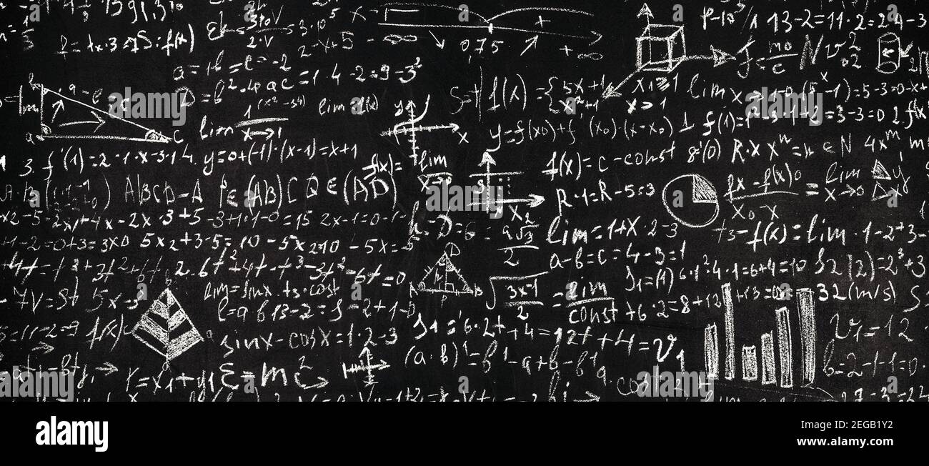 Tableau noir portant des formules et calculs scientifiques en physique ...