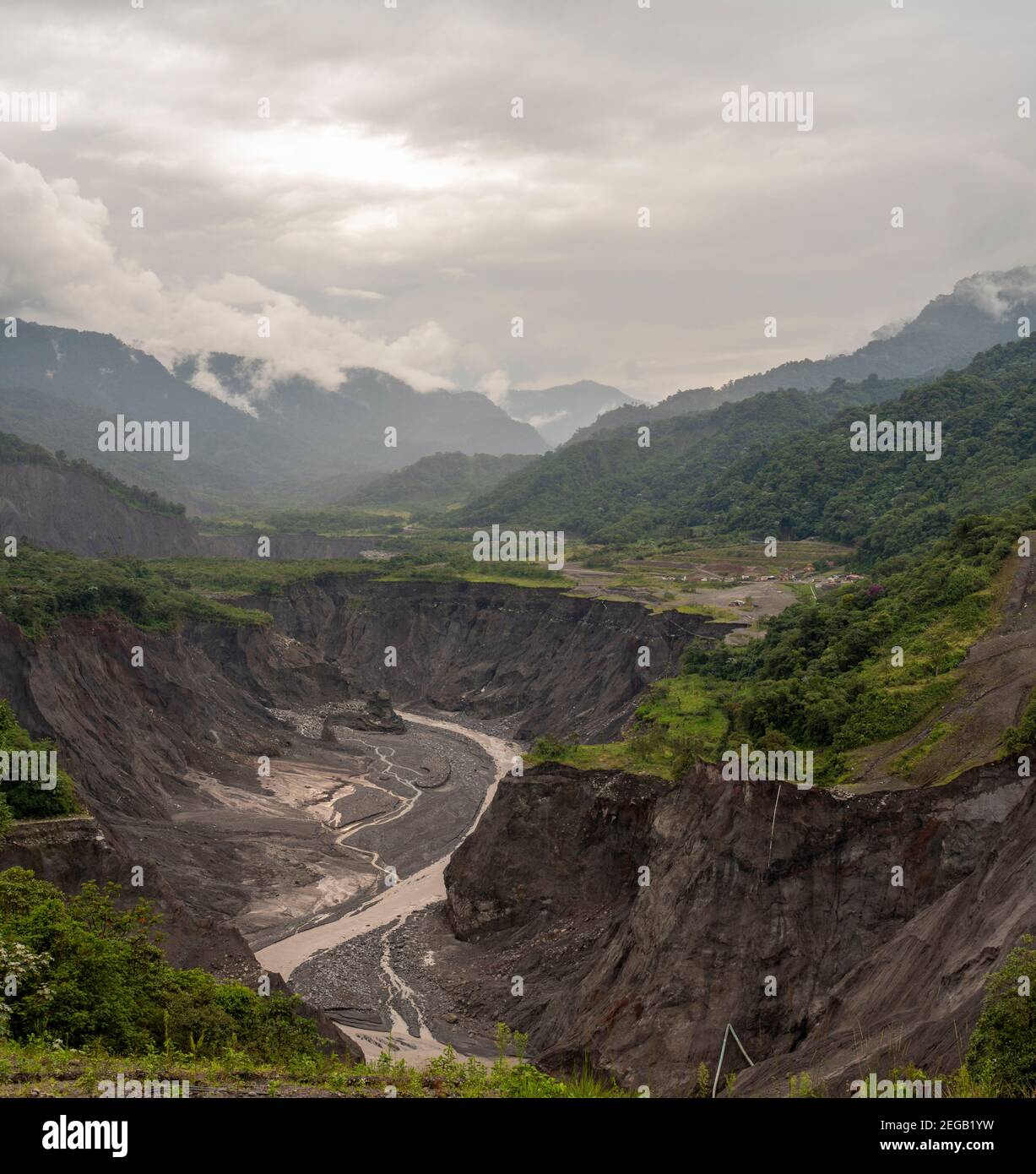 Érosion catastrophique dans la vallée de Rio Coca, Équateur, janvier 2021 un an après l'effondrement de la chute d'eau de San Rafael. Banque D'Images