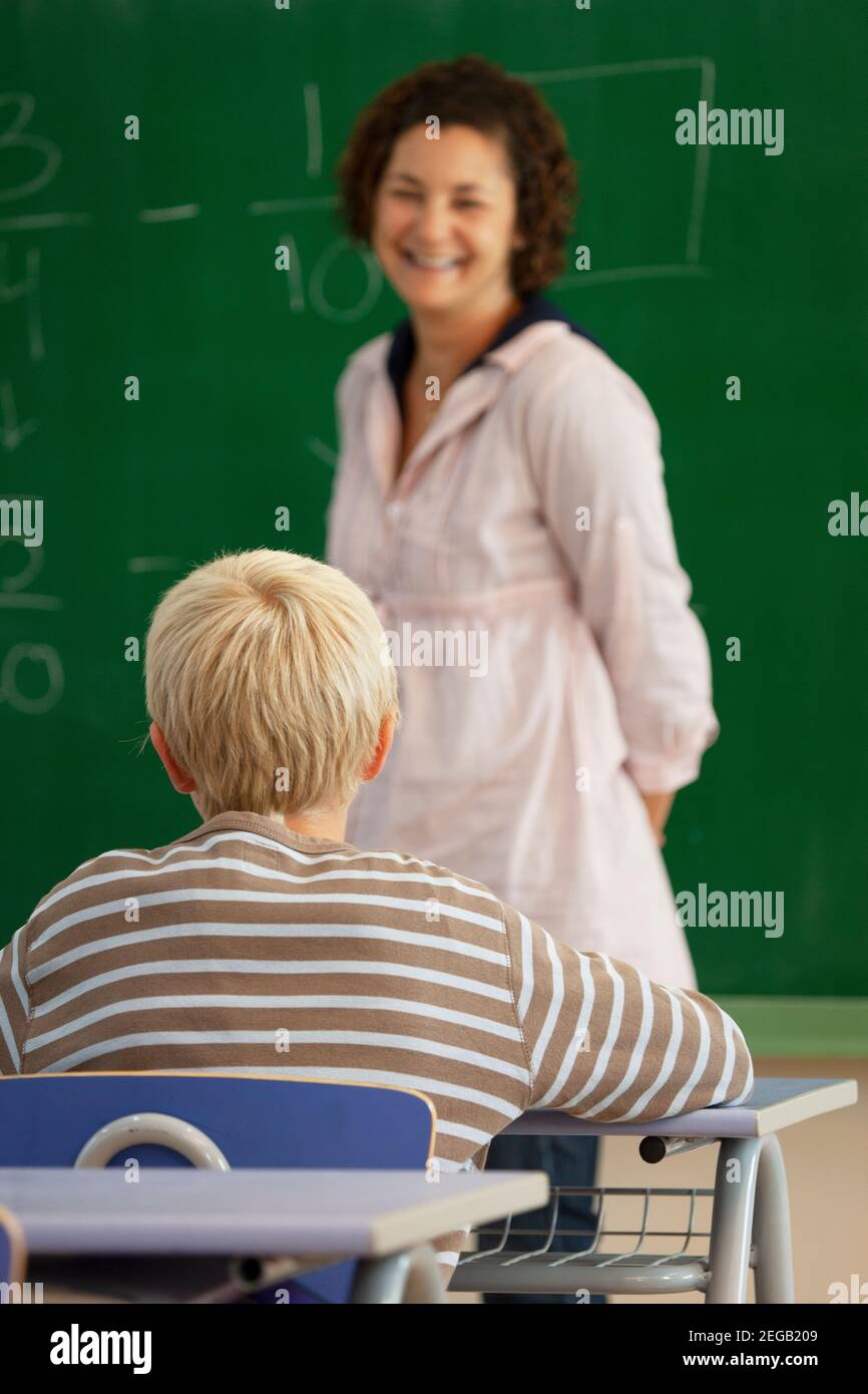 Enseignante enseignant enseignant dans une classe scolaire Banque D'Images