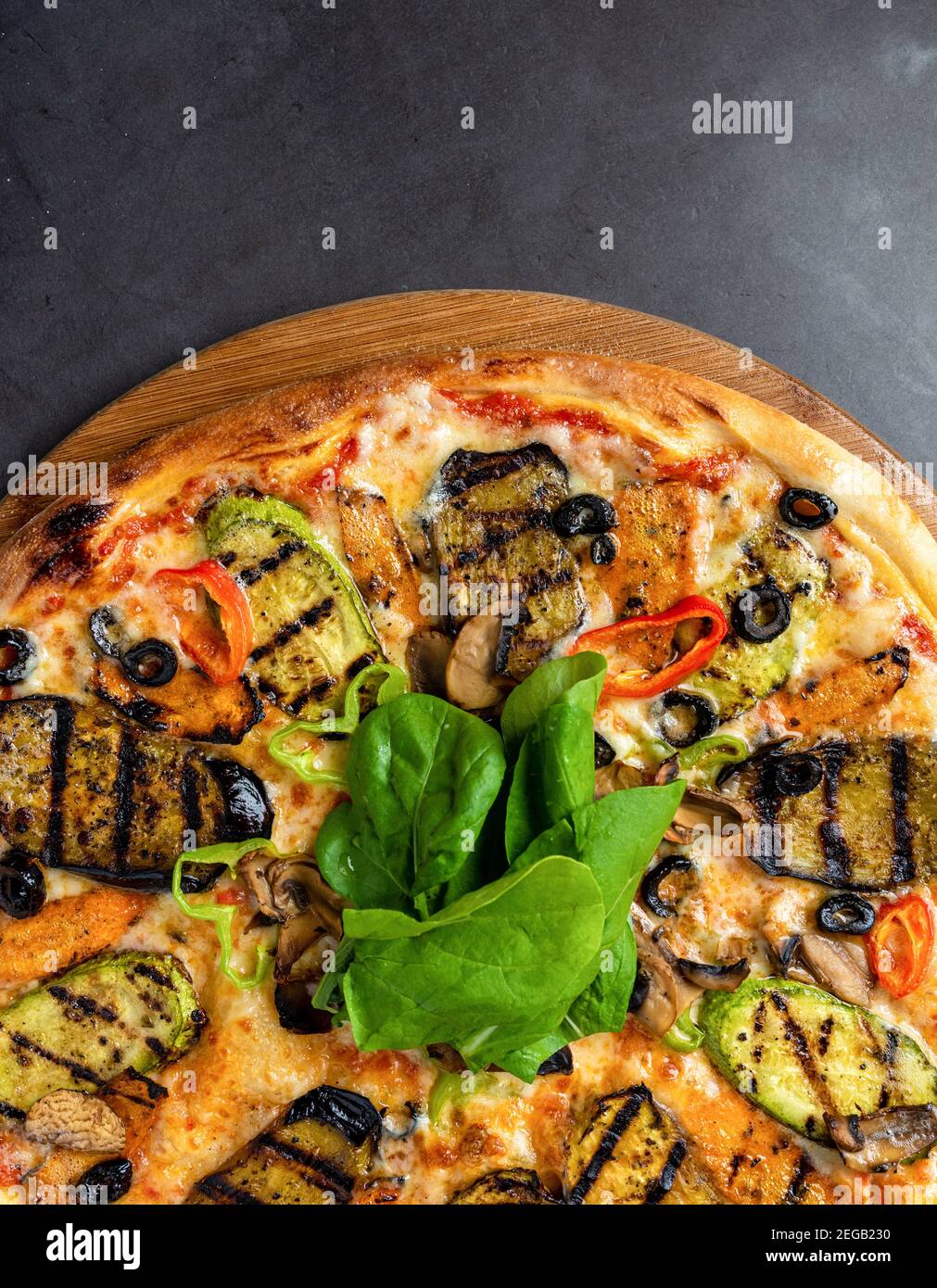 pizza végétarienne avec aubergines et courgettes sur table en pierre Banque D'Images