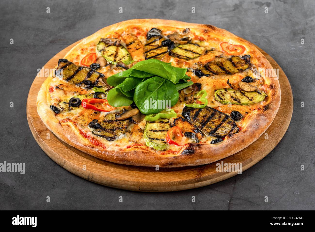 pizza végétarienne avec aubergines et courgettes sur table en pierre Banque D'Images