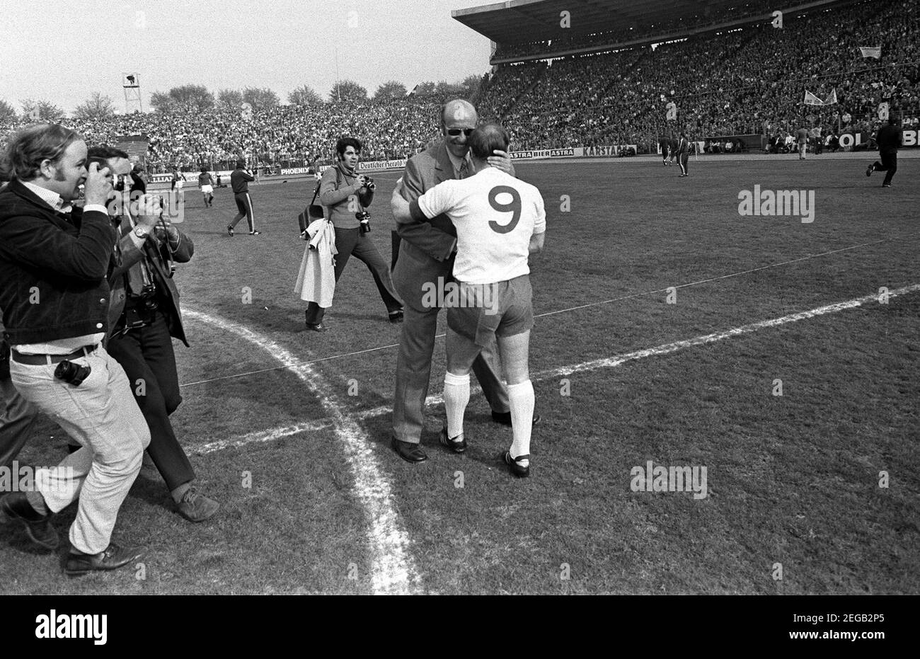 Il y a 25 ans, le 23 février 1996, Helmut SCHOEN est mort, Helmut SCHOEN (entraîneur national) hante UWE SEELER à droite. Football adieu jeu Uwe Seeler le 1er mai 1972 à Hambourg € | utilisation dans le monde entier Banque D'Images