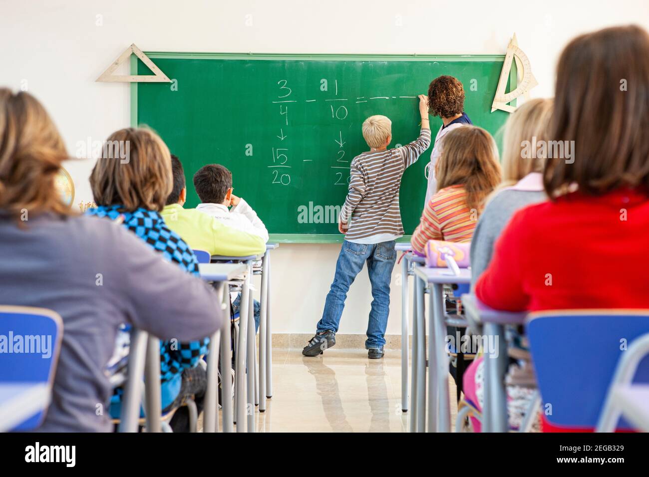 Enseignante enseignant enseignant dans une classe scolaire Banque D'Images