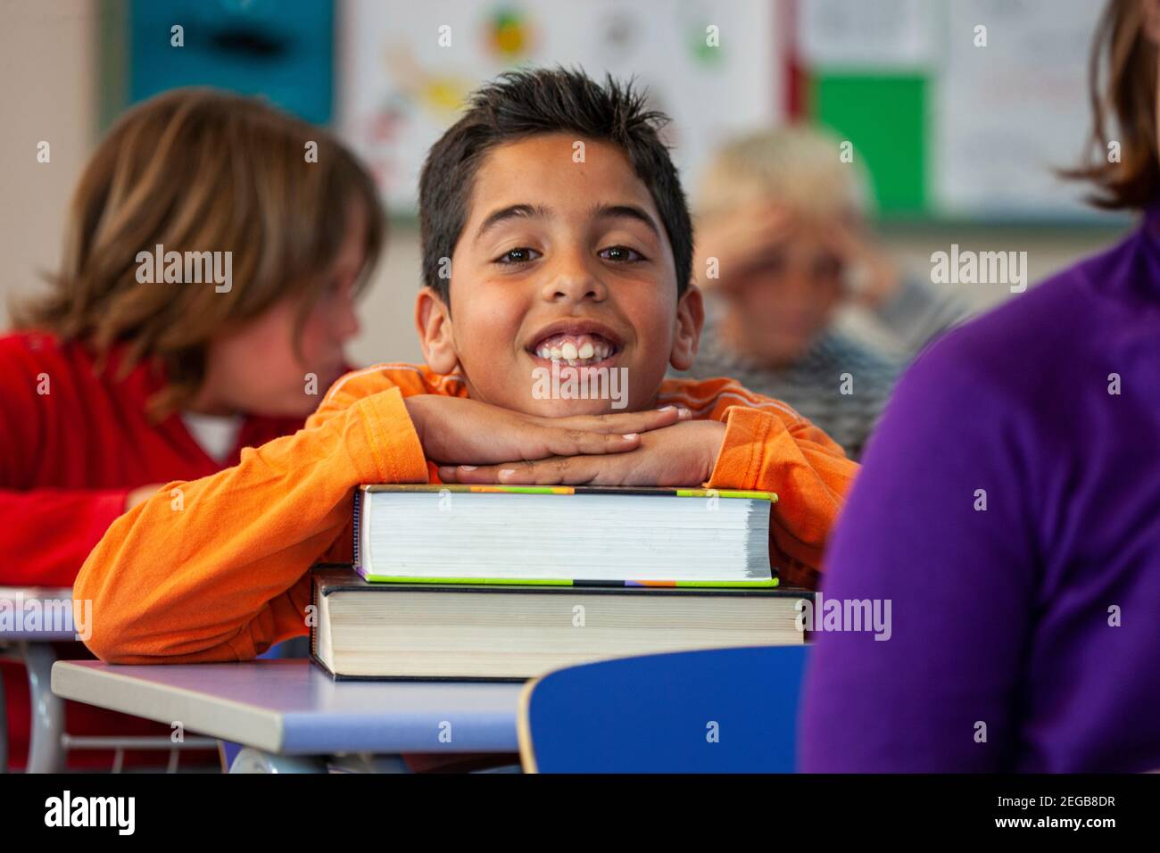 Les enfants de l'école dans une salle de classe Banque D'Images